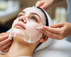 Echarse demasiados productos cosméticos: ¿Es perjudicial para el cuidado facial?