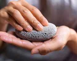 La importancia de la piedra pómez para el cuidado de los pies